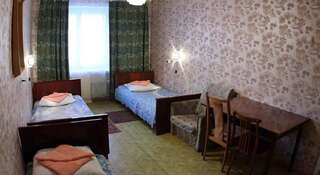 Гостиница Спорт Кировск Стандартный трехместный номер с общей ванной комнатой-3