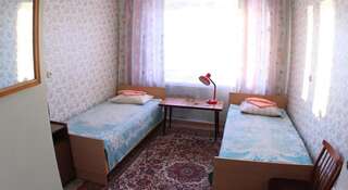 Гостиница Спорт Кировск Двухместный номер эконом-класса с 1 кроватью или 2 отдельными кроватями и общей ванной комнатой-1